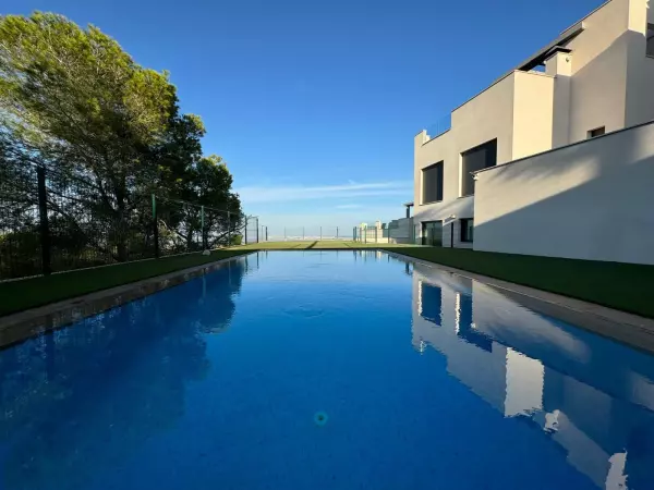 BUNGALOW PLANTA CON PARCELA DE 380 M2 Y PISCINA PRIVADA. PARKING. 2 DORM. 2 BAÑOS. 100 M2