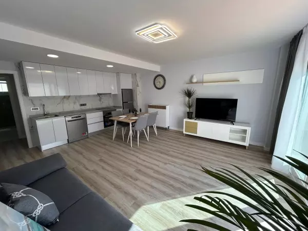 REFORMADO APARTAMENTO EN PLANTA BAJA CON PARCELA DE 80 M2. GARAJE+PISCINA.