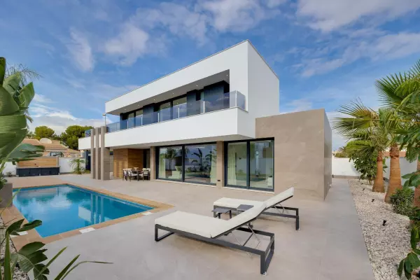 VILLA DE LUJO EN CIUDAD QUESADA CON 500M2 DE PARCELA. 3 DORM. 3 BAÑOS. 1 ASEO. PISCINA PRIVADA.