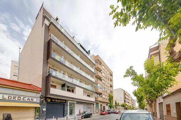 APARTAMENTO EN CENTRO DE TORREVIEJA ( ALICANTE) DE 2 HABITACIONES 2 BAÑOS, PLAZA DE GARAJE