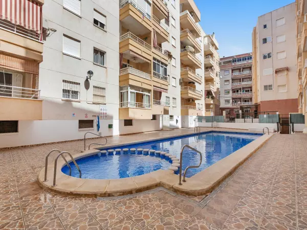 APARTAMENTO DE 1 HABITACION CON PISCINA EN TORREVIEJA (ALICANTE)