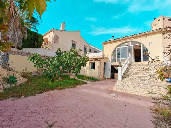 Venta de casa adosada con piscina privada en  Orihuela Costa (Alicante)