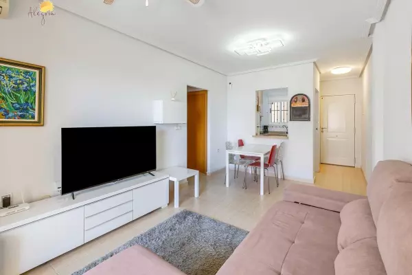 Apartamento en Torrevieja con amplia terraza y preciosa piscina comunitaria + Plaza de parking