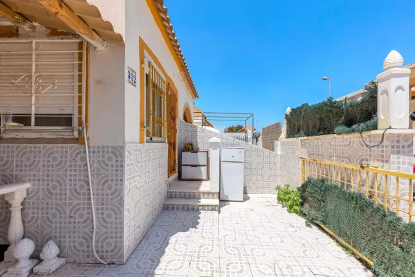 BUNGALOW EN PLANTA BAJA EN TORREVIEJA ZONA LA SIESTA.