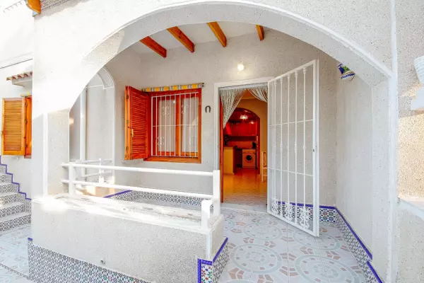 BUNGALOW DE 2 HABITACIONES 1 BAÑO, TERRAZA EN URB.LOS ALTOS (TORREVIEJA) ALICANTE