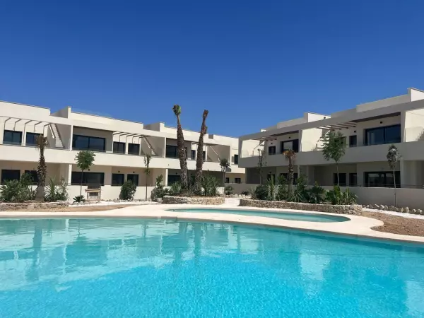 BUNGALOW ( NUEVO) DE 2 HABITACIONES 2 BAÑOS EN TORREVIEJA CERCA DE LA PLAYA