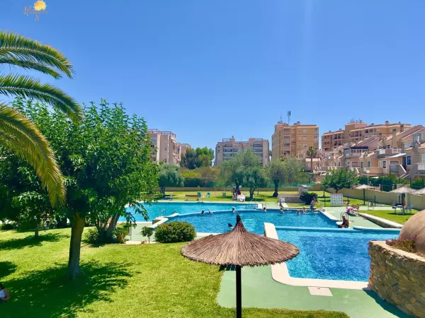 ¡OPORTUNIDAD! ADOSADO TODO EXTERIOR CON IMPRESIONANTE TERRAZA, 2 PLAZAS DE PARKING + PISCINA