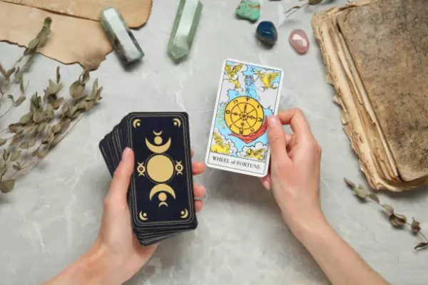 VIDENTE ESPAÑOLA  AMARRES FUERTES TAROT