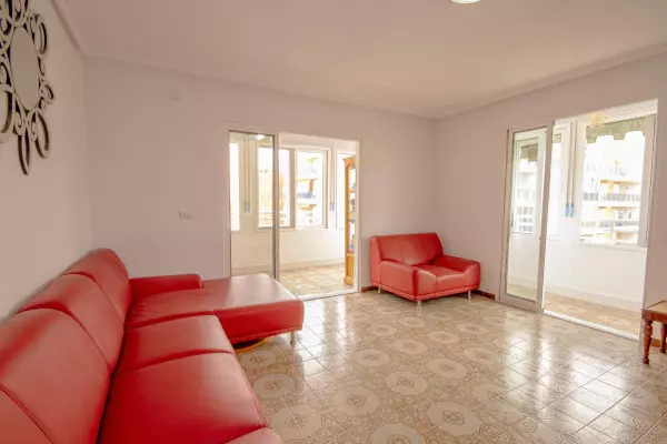 APARTAMENTO DE 3 HABITACIONES 2 BAÑOS A 200 METROS DE LA PLAYA EN TORREVIEJA ( ACEQUION) ALICANTE