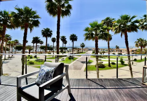 Beautiful frontline apartment in highly sought after area