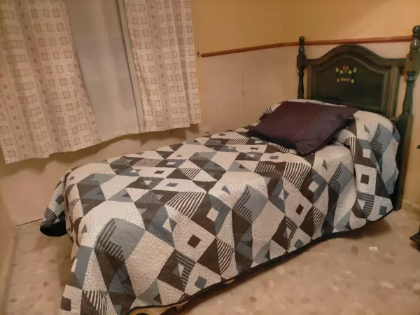 Se Vende Cabecero de madera cama 90, pequeña y colcha