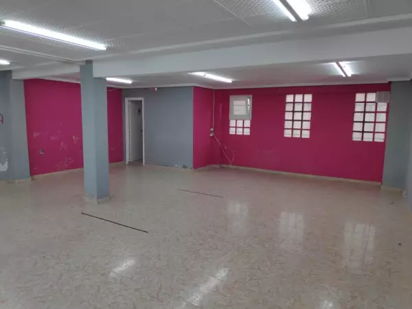 Particular alquila local, 70 m2, buena situación, totalmente
