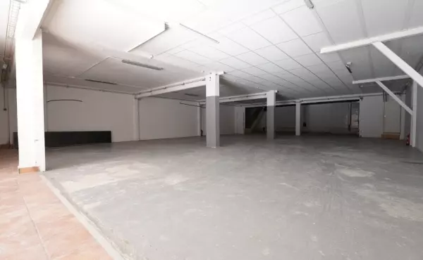 NAVE ACCESO VEHICULOS 650M2 en dos plantas