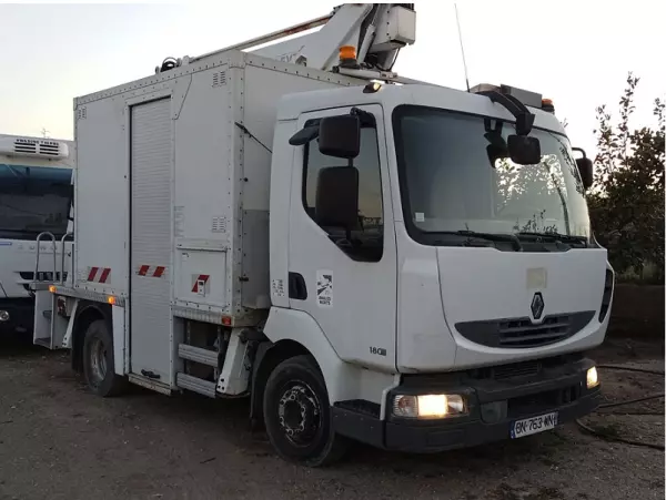 RENAULT MIDLUM 180 DXI CON CESTA PORTA PERSONAS.