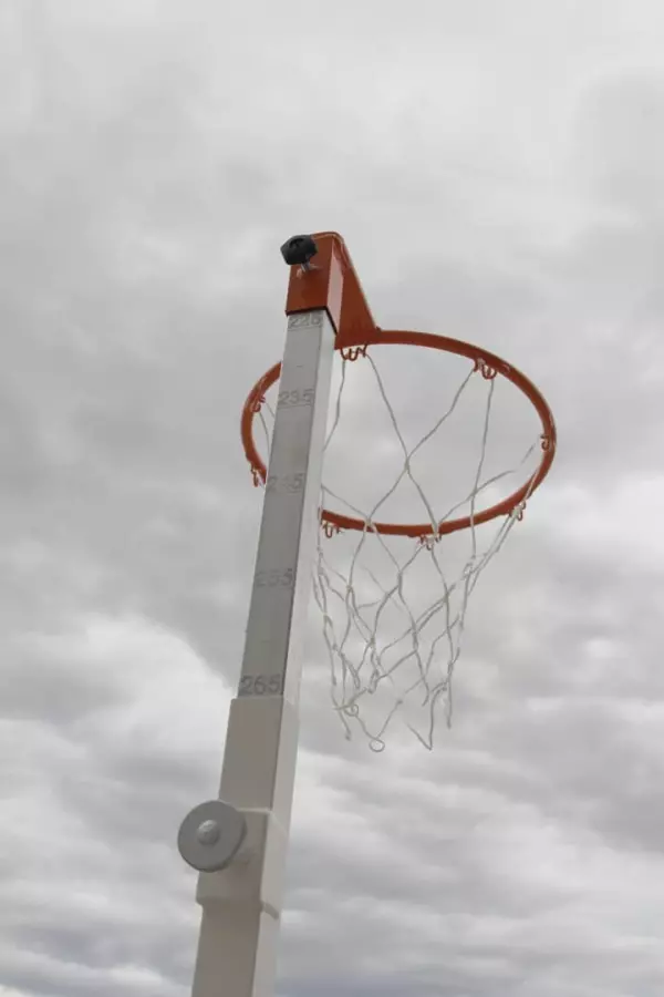 Juego postes de netball autoestables.