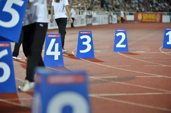 Prisma triangular indicador de calle fibra de vidrio ATLETISMO