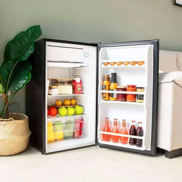 MiniFrigo de 90 litros de capacidad Bolero CoolMarket TT 90 Black, con control de temperatura regulable y compartimento de conservación.
