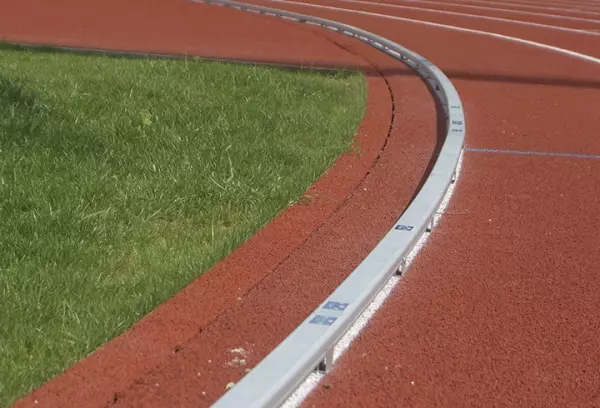 Bordillo perimetral pista de atletismo aluminio