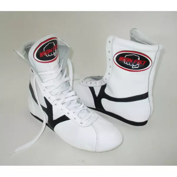 Botas boxeo en piel con suela de goma pegada y cosida.