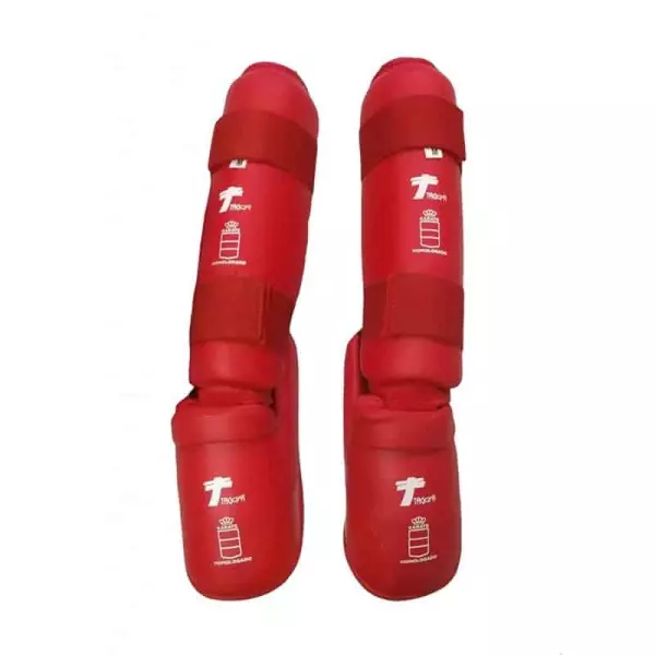 Espinillera de karate con empeine homologada RFEK roja.