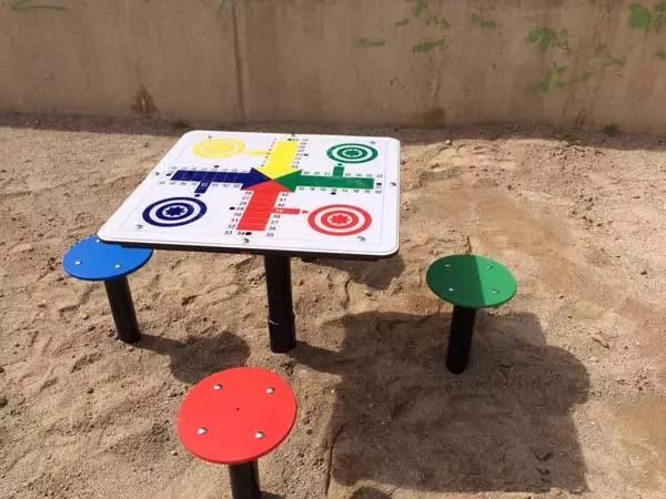 MESA DE PARCHÍS DE EXTERIOR CON 4 ASIENTOS