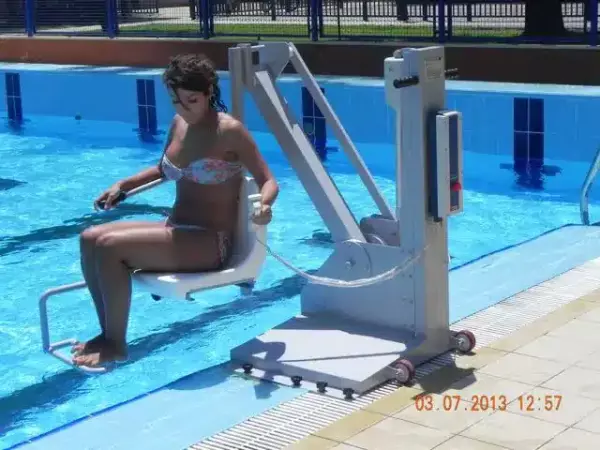 ELEVADOR ELÉCTRICO M600. BATERÍA FIJO.PISCINAS GRUA TRASLADABLE