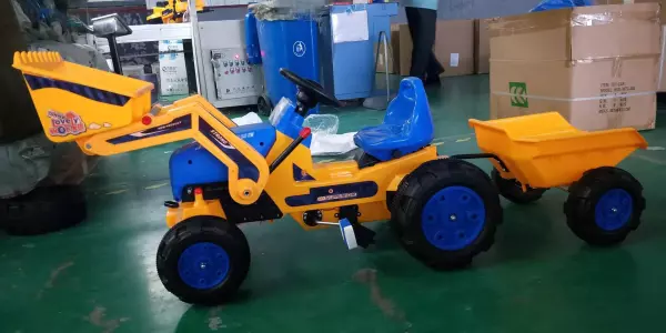 Tractor a Pedales Strong Superior con Volquete Delantero
