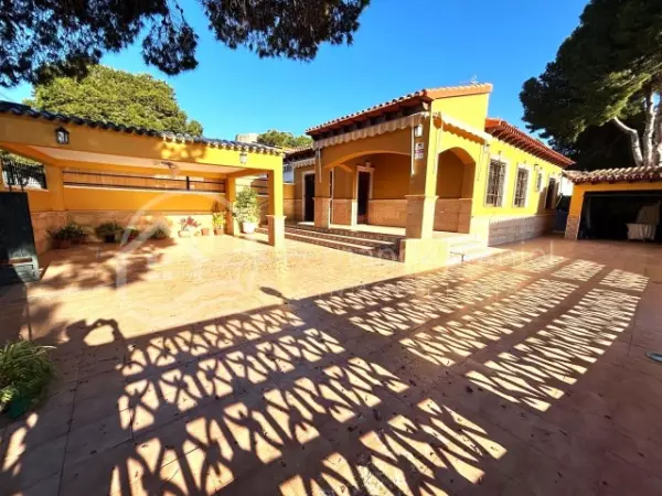 Chalet adosado reformado a solo 275m del mar en Punta Prima