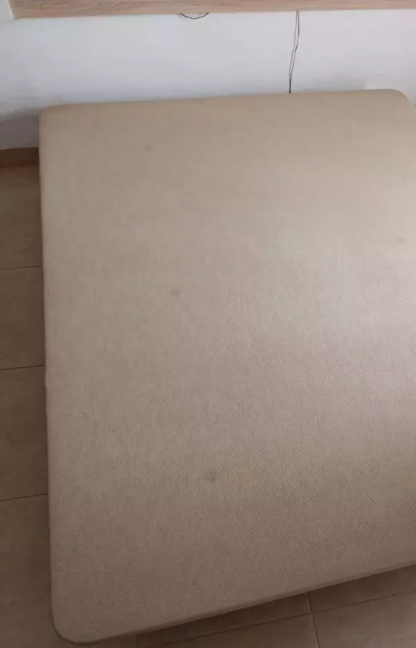 Base tapizada con colchón de 1,50