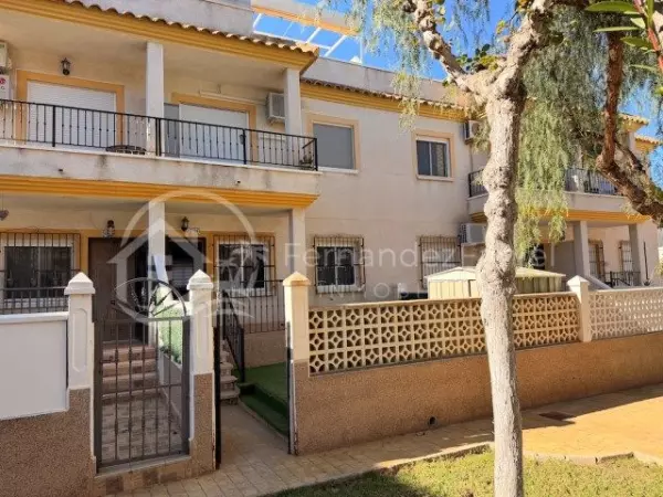 Bungalow en planta baja frente a jardín en Villamartín