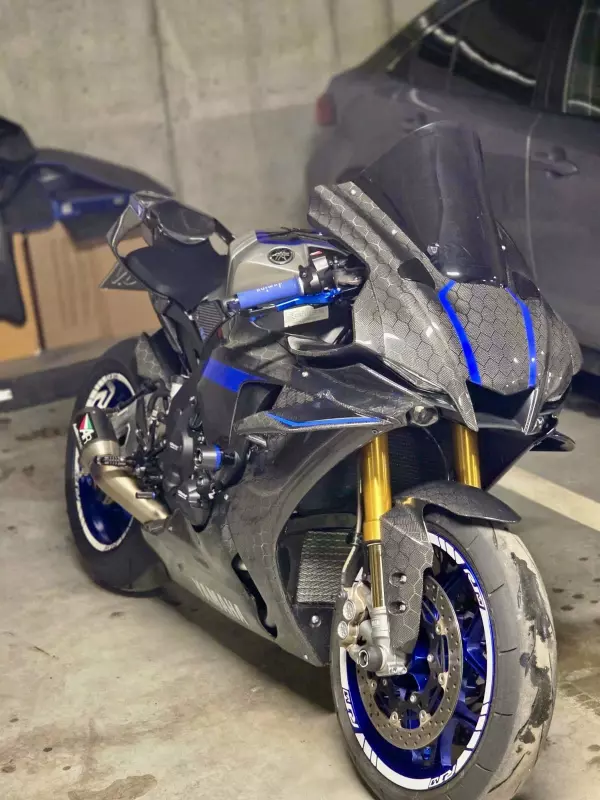 En venta exclusiva Yamaha YZF-R1M del año 2023 1800km