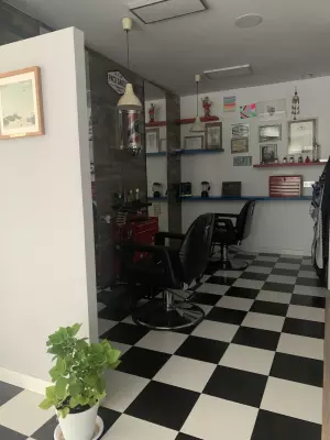 Se traspas peluquería,barbería con cabina d estética