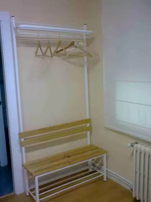 Bancos con perchero de madera