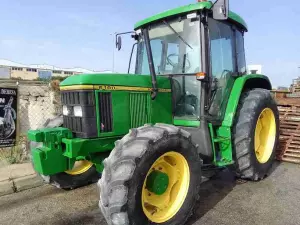 Tractor JOHN DEERE 6100.