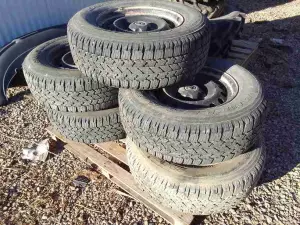 RUEDAS CON NEUMÁTICOS PARA TOYOTA LAND CRUIER.
