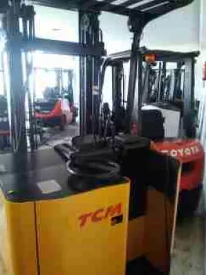CARRETILLA ELEVADORA RETRACTIL TCM