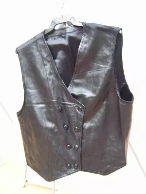 Chaleco de piel, en negro