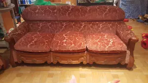 Se vende sofá con dos sillones con talla.
