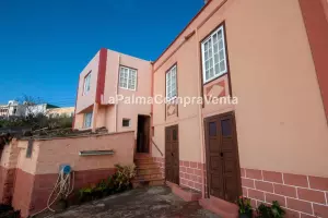ID-361  Casa con terreno y de estilo Canario y buenas posibi