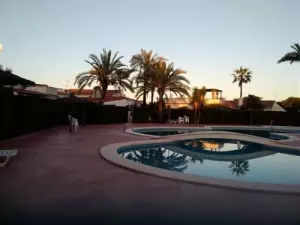 VENDO BUNGALOW ADOSADO CON JARDÍN PRIVADO