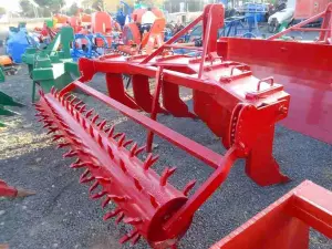 TOPOS O SUBSOLADOR DE 7 PUAS CON RODILLO TRASERO.