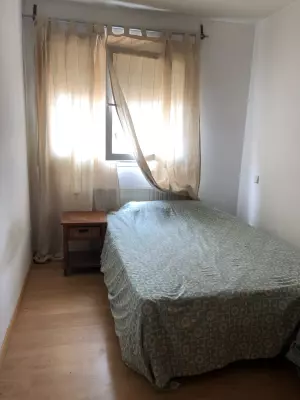 Habitación grande luminosa económica