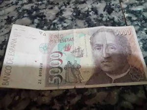 Venta  de billete de 5000 pestas