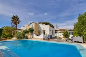 VILLA INDEPENDIENTE EN ORIHUELA COSTA( LA ZENIA) CON PISCINA PRIVADA.