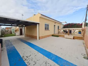 Se vende espectacular chalet en Torrevieja con piscina privada y 300 metros de parcela.