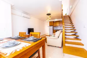 SE ALQUILA POR TEMPORADA APARTAMENTO CON VISTAS AL MAR DE 2 HABITACIONES 2 BAÑOS EN TORREVIEJA