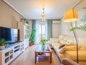 APARTAMENTO EN TORREVIEJA. 134 M2. 4 HABITACIONES. 2 BAÑOS. PLAYA A 200 METROS.