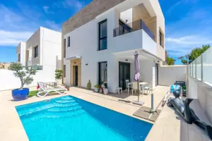 VILLA EN ORIHUELA COSTA (ALICANTE) 3 DORM. 3 BAÑOS.  PIACINA PROPIA.