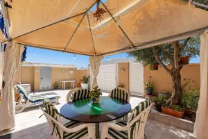 BUNGALOW PLANTA BAJA EN ORUHUELA COSTA. 2 DORM. 1 BAÑO. PARCELA 60 M2. PLAYA A 600 METROS.