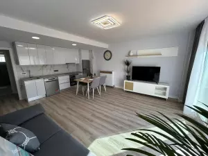 REFORMADO APARTAMENTO EN PLANTA BAJA CON PARCELA DE 80 M2. GARAJE+PISCINA.
